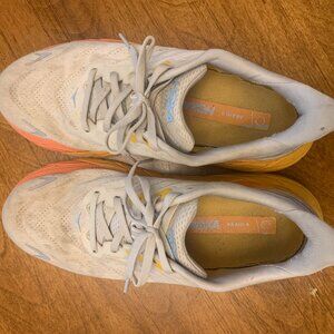 Womens 8 Hoka Clifton 8s